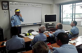 地下車庫での駐車場警備訓練。誘導灯の使用訓練。